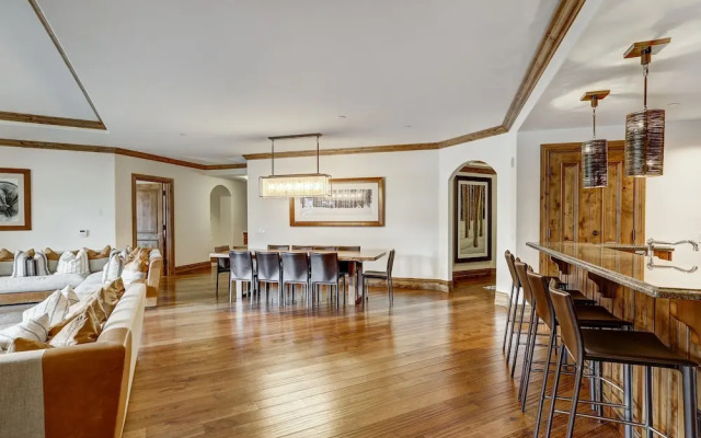 Arrabelle Luxury 4 BR Condo- Close To The Mountain by RedAwning - Save 20% on 7+ Nights!