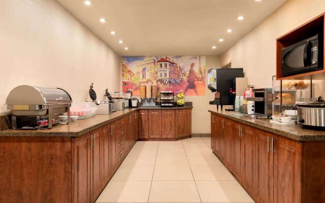Travelodge by Wyndham Oshawa Whitby