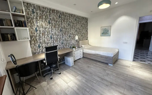 Charming 2-bed Apartment in Baku City Center
