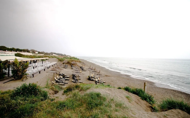 Suitur beachfront duplex with pool and sea views