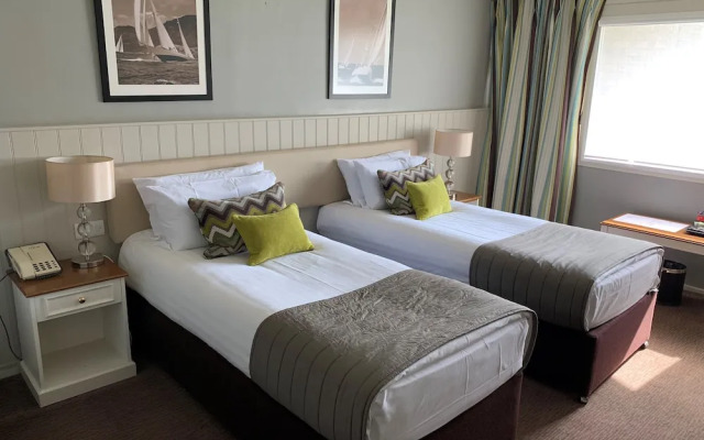 Potters Heron Hotel