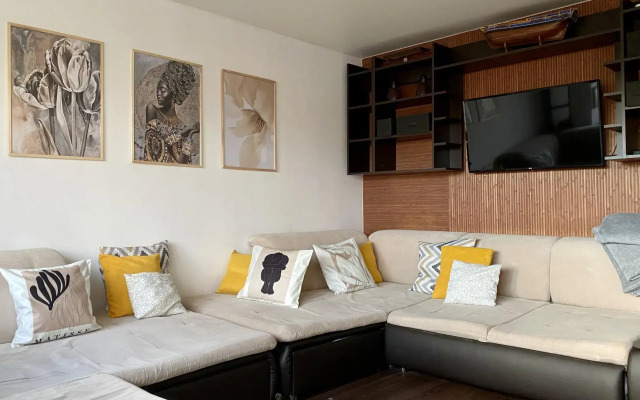 Grape Room Apartment on Mira Avenue 122