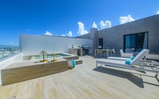 Elegant and Spacious Penthouse With Ocean View