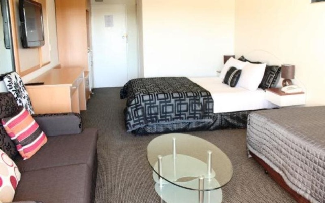 Auckland Airport Pacific Inn – Guest Rooms – Mangere