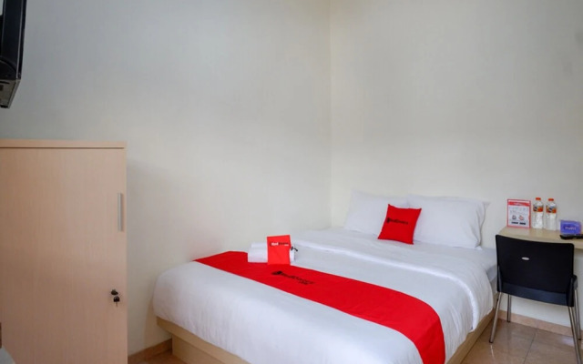 RedDoorz near Alun Alun Kudus 2