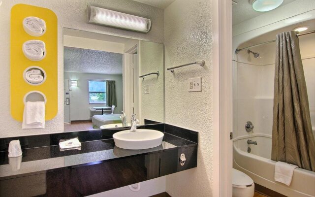 Motel 6 Austin, TX - Central Downtown UT