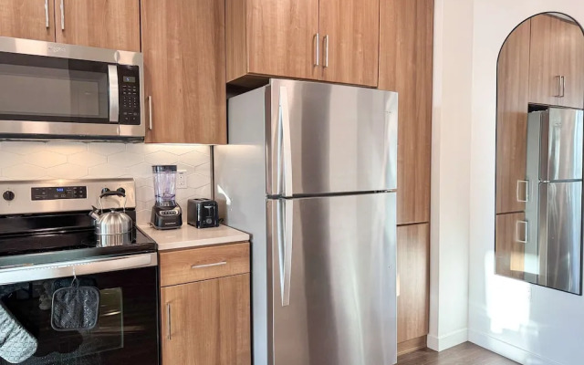 Sunny Home in Mid-hollywood Pool Free Parking