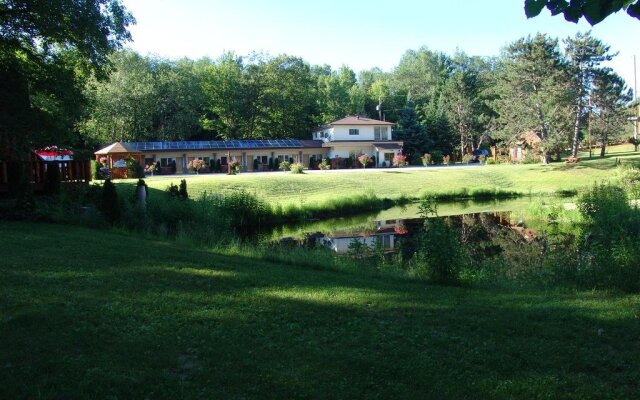 The Highlands Motel & Lodge