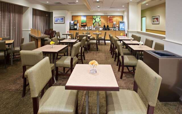 La Quinta Inn & Suites by Wyndham Nashville Airport/Opryland