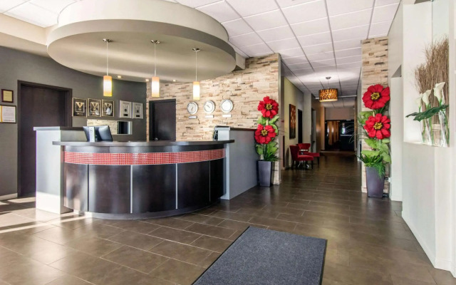 Econo Lodge Inn & Suites