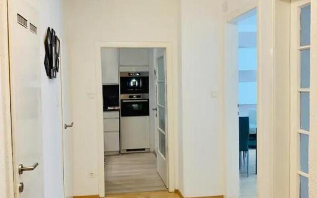 Central 75m² Apartment at Belvedere Palace