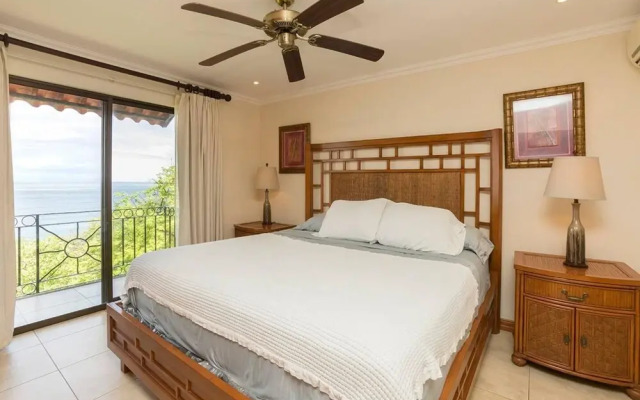 Ocean View Condo - Few minute walk to the beach and restaurants