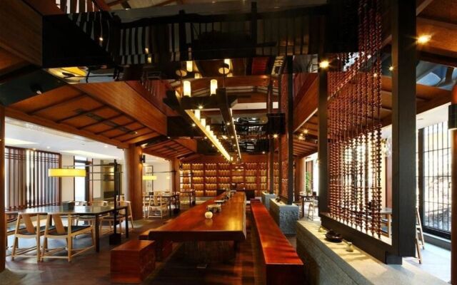 Ruyi Ge Putongshan International Buddhism Culture Communication Center