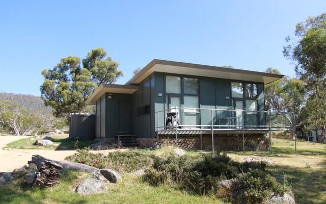 Ecocrackenback 15 'Sustainable, luxurious chalet close to the slopes.'