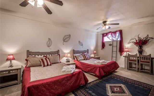 Blue Bear Retreat - Eight Bedroom Cabin