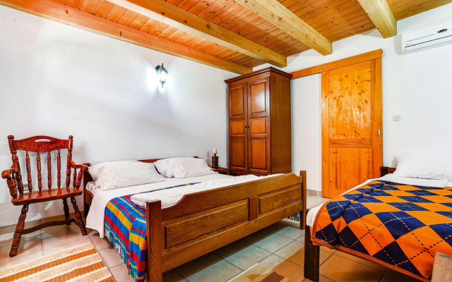 Holiday house Jucinovi Dvori, Starigrad Paklenica with pool