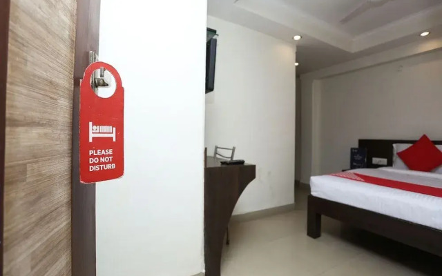 OYO 30240 Shri Radha Palace