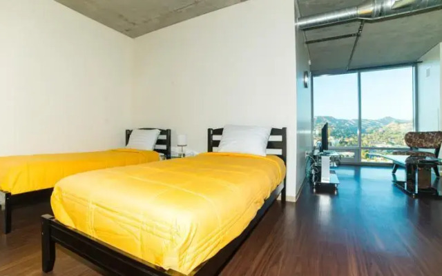 Hollywood Paloma Apartment
