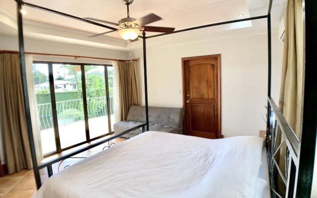 Villa Arenas: Private Pool & Easy Beach Access in Jaco by RedAwning