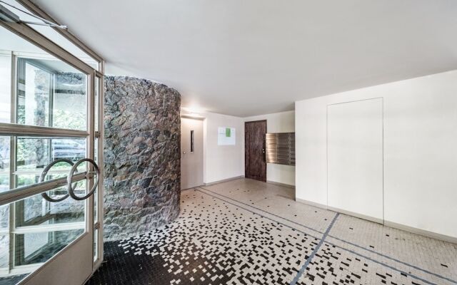 Friends Avenue Apartment