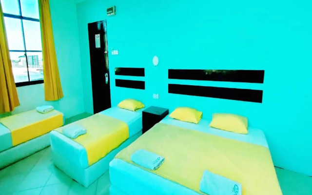 OYO 90576 Holiday Dive Inn