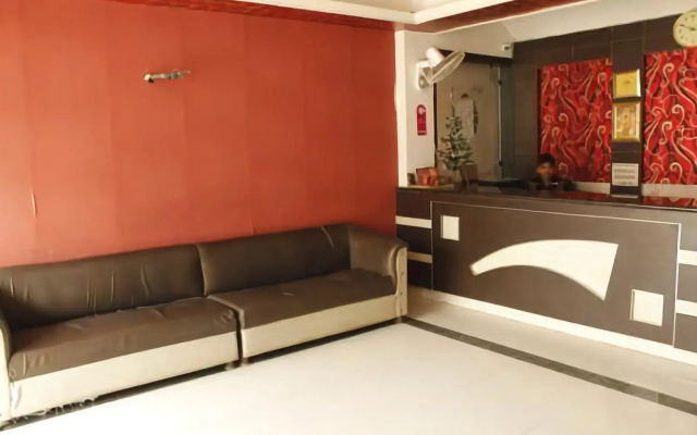 OYO 28053 Hotel Gayatri Palace