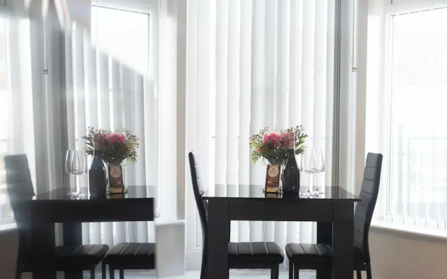 Whitchurch 2 Bedroom Flat near Hospital