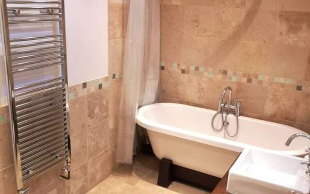 Spacious and Homely 3 Bedroom Clifton Flat