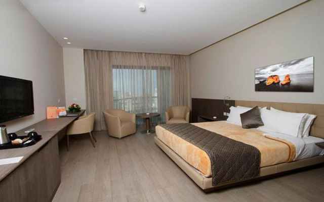 Promenade Hotel