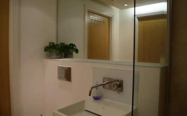 East London Riverside Apartment