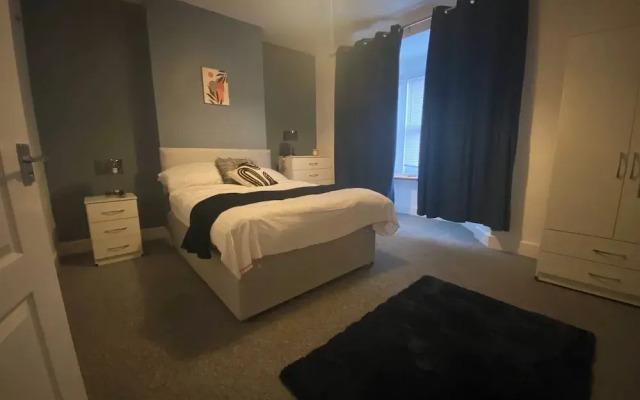 Lena St - 3 Bedroom House - Sleeps 6 - Wifi