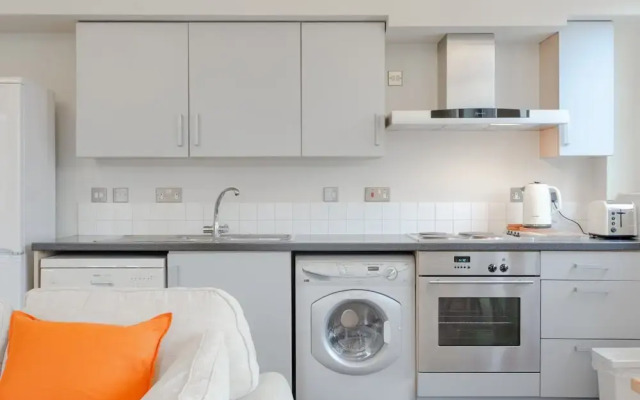 Spacious 2 Bedroom Stoke Newington Flat