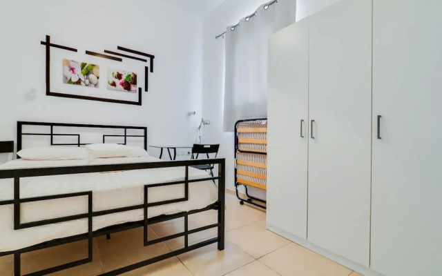 Central Apartment near Bograshov Beach
