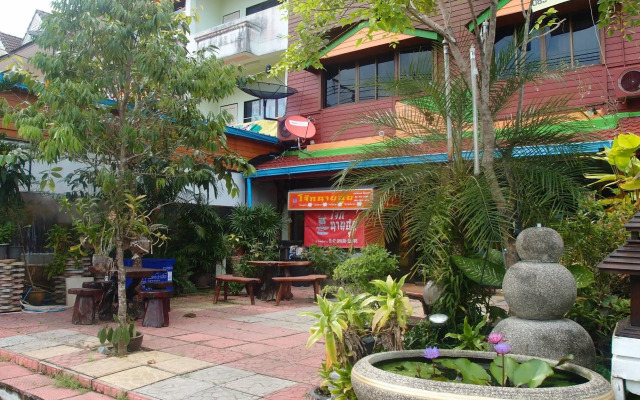 Khao Lak Traveller Lodge