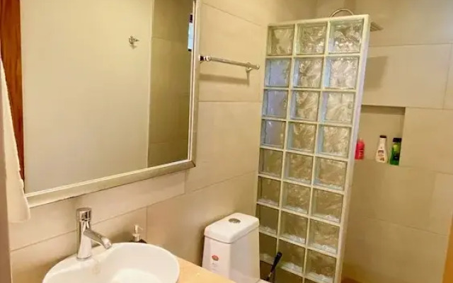 Beautifully Renovated 1 Bed Guest House - Walk to Everything - Roof Top Patio