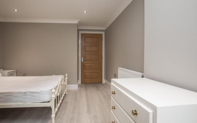 Charming 2-bedroom Apartment in Central Kingston Upon Thames