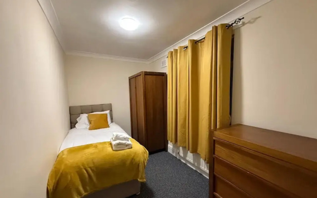 Charming 3BR House - Wifi, Parking, Pet Friendly