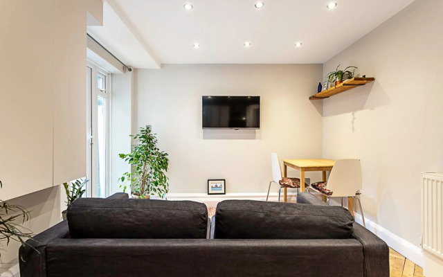 Cosy Garden Flat in Prestigious Residential Area
