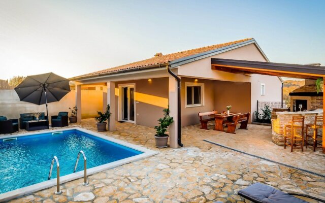 Cozy Holiday Home in Šorici With Pool