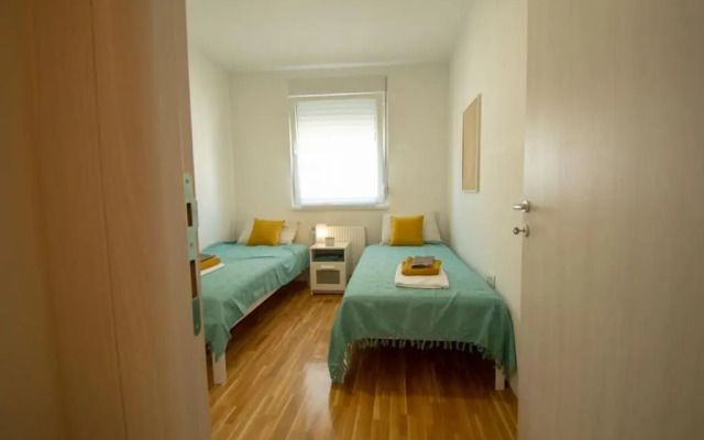 White Fields-Central 2-bdrm apartment with parking