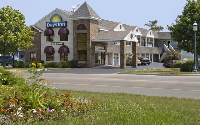 Days Inn by Wyndham Mackinaw City - Lakeview