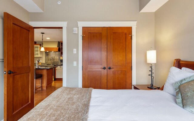 Exquisite 2BR/2BTH Luxury Condo with Mountain View