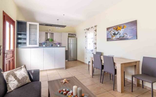 Spacious 2 Bedroom House with Fantastic Yard