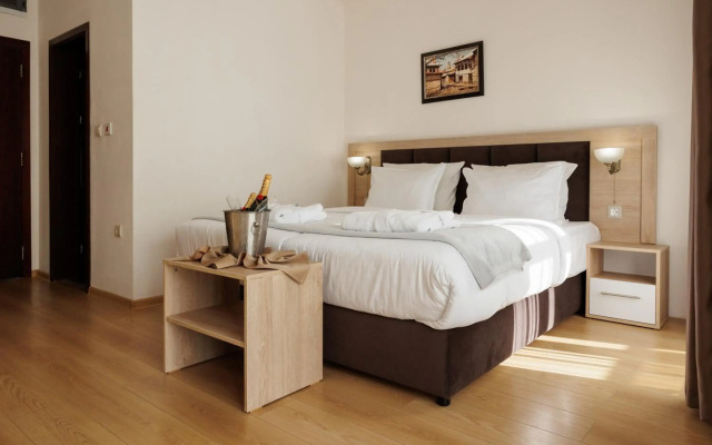 Green Wood Hotel