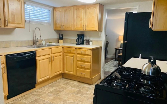 Inviting Bungalow Next to UNC - Free cruiser bikes!