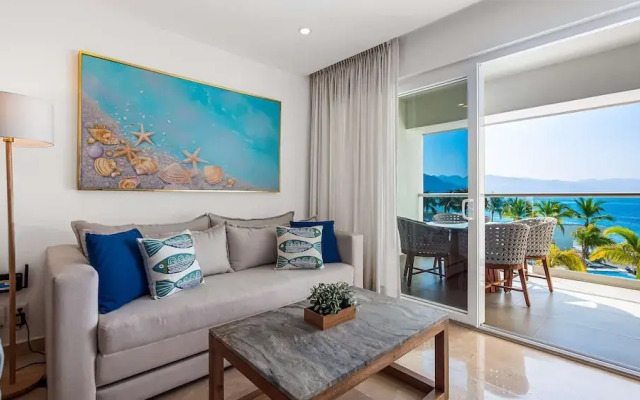 Oceanfront 1BR With Balcony - Sea View Pools