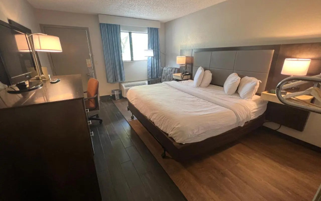 Days Inn & Suites by Wyndham Monroe
