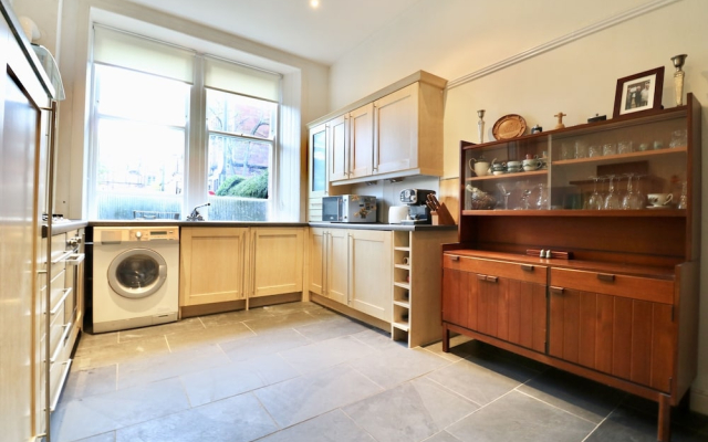 Period Deco flat in west end
