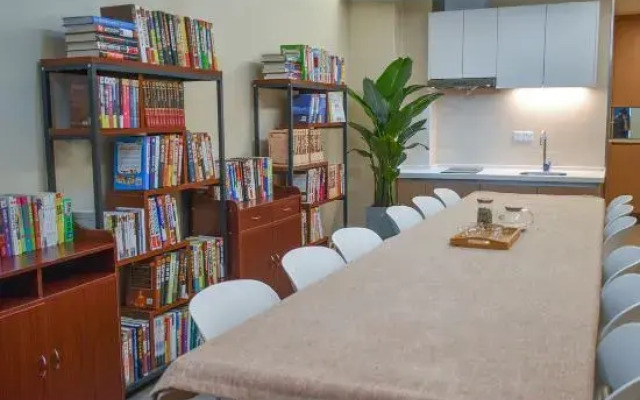Light Luxury Rubik's Cube Movie Hotel