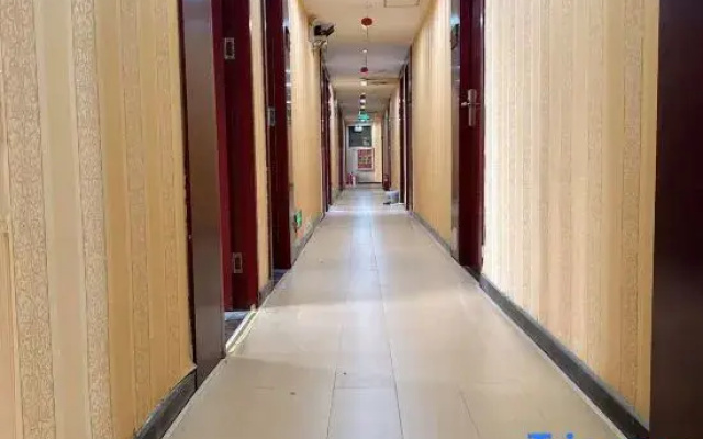 Wanning Express Hotel (Xinyang City Center Hospital East Campus)
